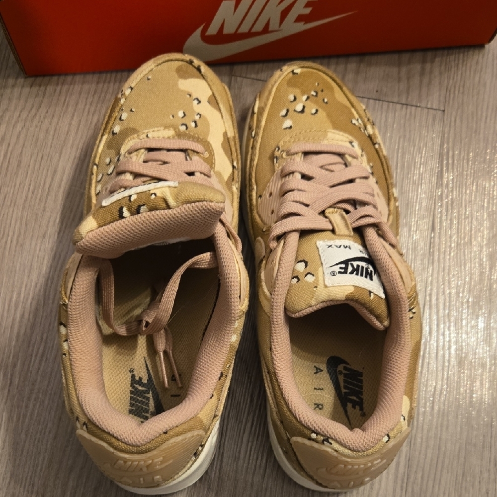 Nike Air Max 90 Sneakers - Picture 8 of 8
